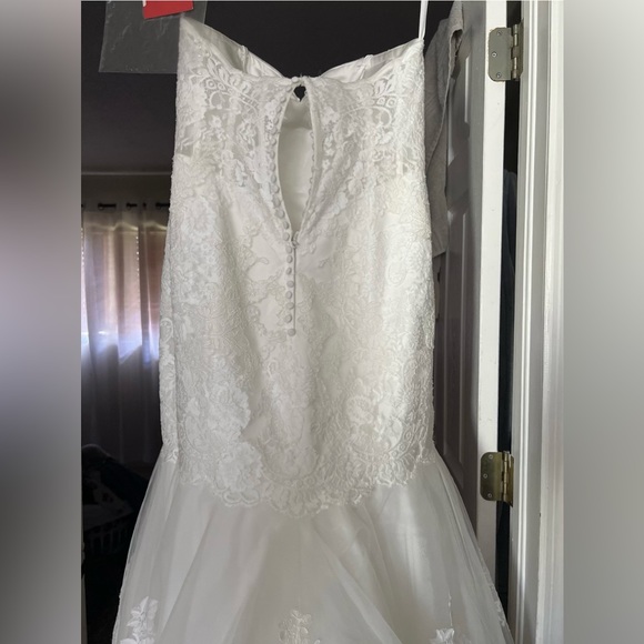 Sweetheart neckline wedding dress - Picture 2 of 4